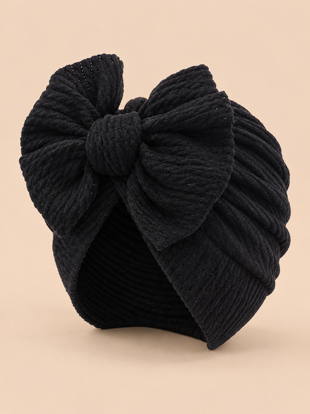 Baby-Turbanmütze für Mädchen mit Knoten im Mutter-Kind-Partnerlook – Farbvariante Schwarz, Dreiviertelansicht