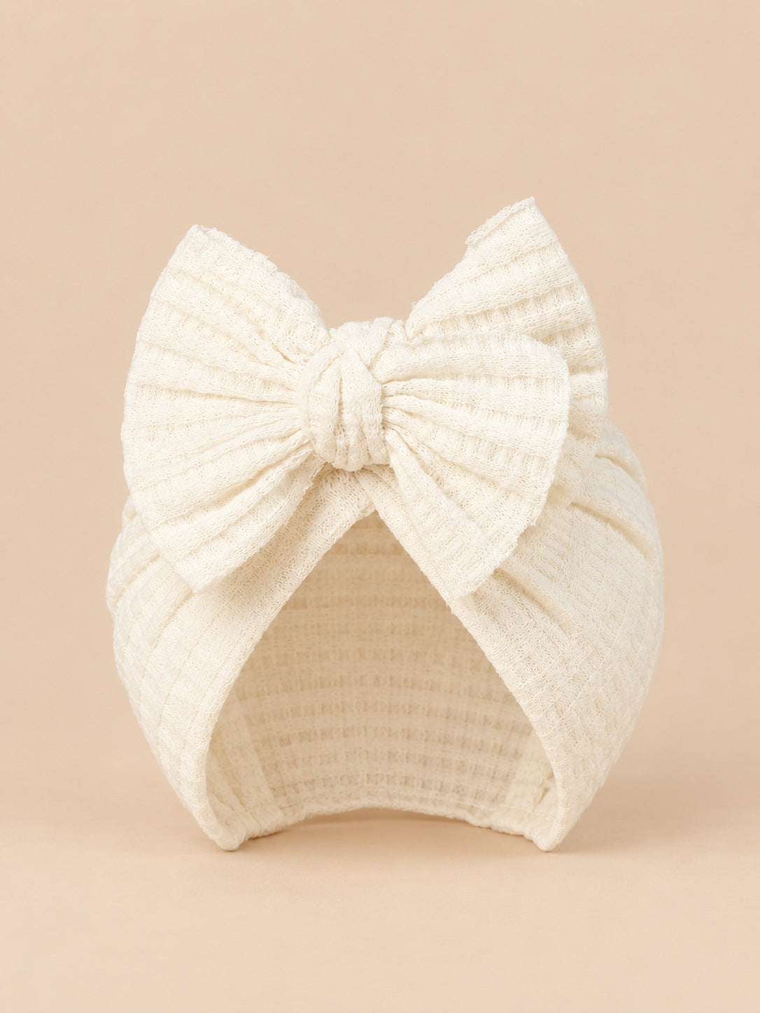 Baby-Turbanmütze für Mädchen aus Baumwollstrick mit Knoten – Farbvariante Naturweiß, Ansicht von vorn