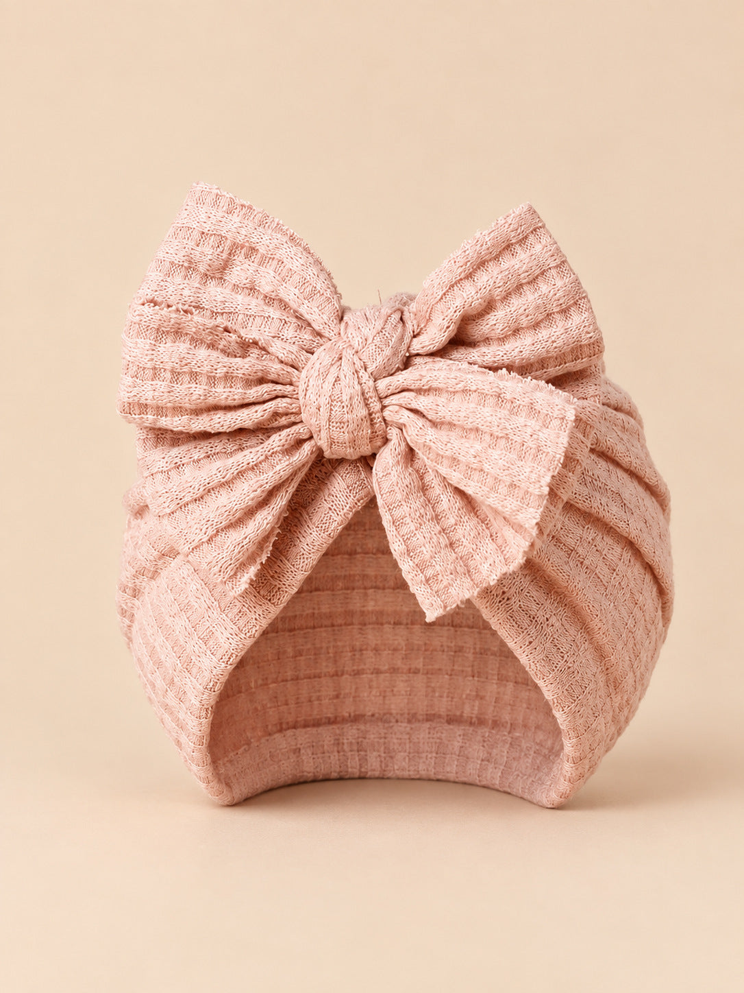 Baby-Turbanmütze für Mädchen aus Baumwollstrick mit Knoten – Farbvariante Puderrosa, Ansicht von vorn