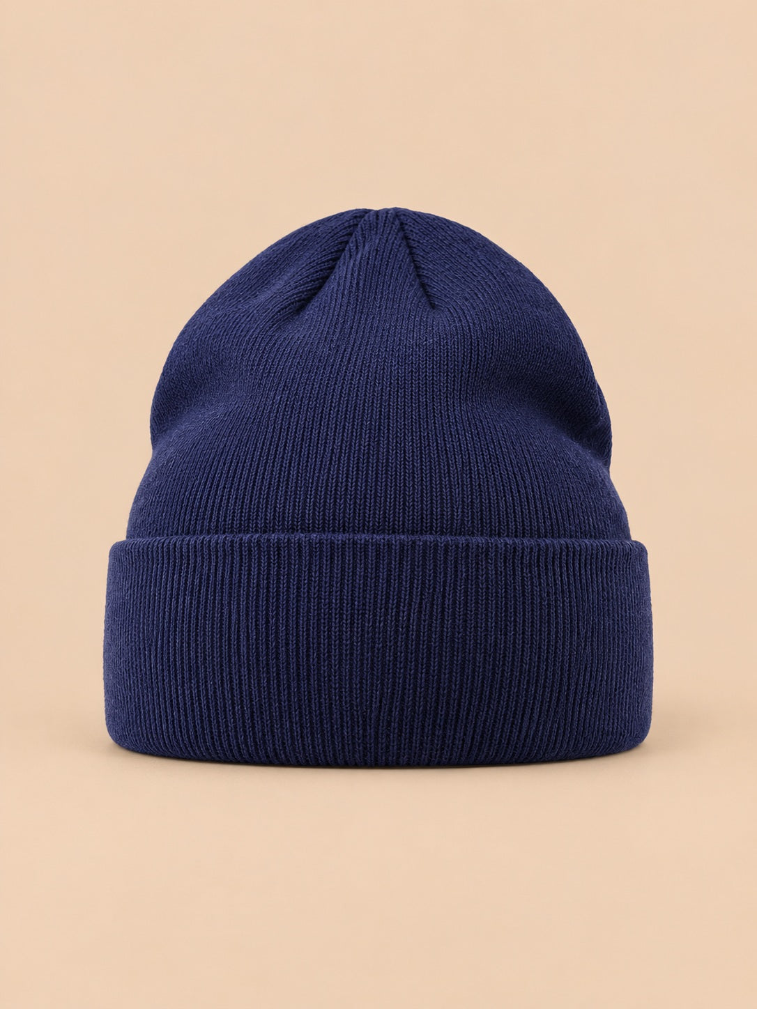 Klassische einfarbige Strickmütze aus weichem Acryl – Farbvariante Marineblau, Ansicht von vorn